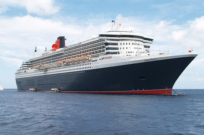 Crucero Queen Mary 2, que se promociona como el más grande y costoso barco de pasajeros en la historia.