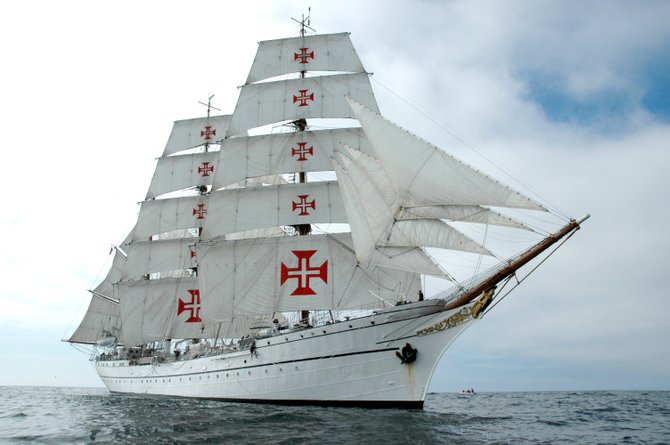 El buque de la Armada portuguesa Sagres tiene 294 pies, fue construido en 1937 y cuenta con tres mástiles.