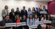 CELEBRAN. Beneficiarios de DACA, representantes de organizaciones, y cónsules de México, El Salvador y Guatemala celebran los tres años de DACA.