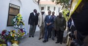 El reverendo Al Sharpton (centro) visita un altar durante una ceremonia en la Iglesia Africana Metodista Emanuel el jueves 18 de junio de 2015, donde nueve personas fueron asesinadas en un tiroteo en Charleston, Carolina del Sur