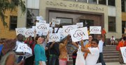 Organizaciones de trabajadores celebraron y reivindicaron ante el edificio del Concejo en Montgomery la aprobaciónd e la ley que asegura días pagados por enfermedad.