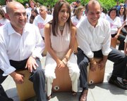 (de izq. a der.) El doctor Elmer Huerta, Magali Silva, ministra de Comercio Exterior y Turismo de Perú, y Luis Miguel Castilla, embajador de Perú en EE.UU. al iniciar el festival del Smithosinan dedicado a Perú en Washington, DC, el miércoles 24 de junio de 2015.