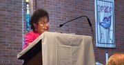 La educadora Teresa Wright fue la oradora principal de la ceremonia de graduación de los prograas de inglés y ciudadanía de Community Ministries of Rockville (CMR).