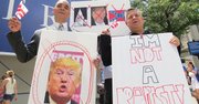 ACCIÓN. Franklin García, representante de DC (izq.) y el activista mexicano José Gutiérrez frente al futuro hotel de Trump en DC, el 9.