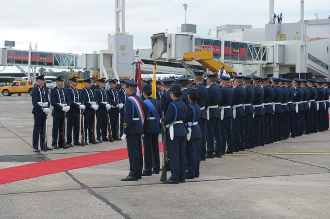 La guardia de Paraguay preparada para la visita del Papa Francisco. Paraguay es la última parada de la gira papal por Latinoamérica. El Pontífice se quedará hasta el domingo 12 de julio.