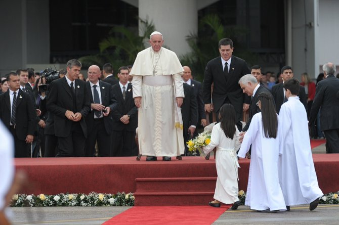 El Papa Francisco recibe a unos niños durante su primer día de estadía en Paraguay, el 10 de julio. Ese país es la última parada de la gira papal por Latinoamérica.