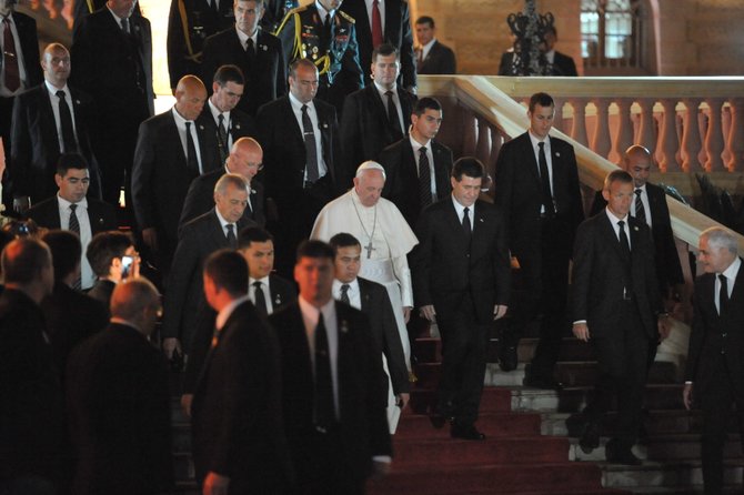 El Papa Francisco junto al presidente paraguayo Horacio Cartes, a la salid de Palacio. El cansancio por los días intensos en Ecuador y Bolivia era evidente. Paraguay es última parada de la gira papal por Latinoamérica. El Pontífice se quedará hasta el domingo 12 de julio.
