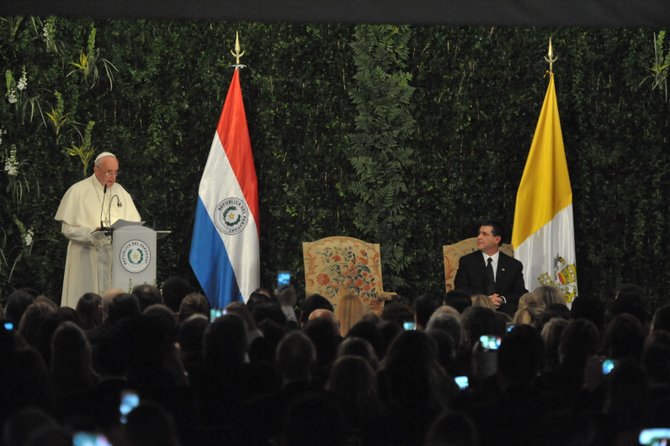 El Papa Francisco en Paraguay, última parada de la gira papal por Latinoamérica. El Pontífice se quedará hasta el domingo 12 de julio. En la foto, con el presidente Horacio Cartes.
