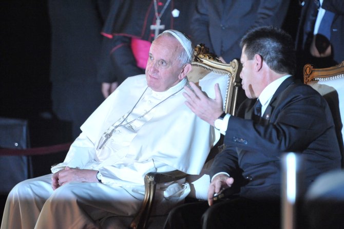 El Papa Francisco con el presidente de Paraguay, Horacio Cartes. Ese país es la última parada de la gira papal por Latinoamérica. El Pontífice se quedará hasta el domingo 12 de julio.