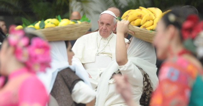 El Papa Francisco observa la danza típica de Paraguay durante su primer día de estadía en ese país, el 10 de julio. Paraguay es la última parada de la gira papal por Latinoamérica.