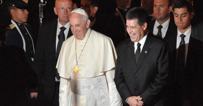 El Papa Francisco con el presidente de Paraguay, Horacio Cartes durante su primer día de estadía en ese país, el 10 de julio. Paraguay es la última parada de la gira papal por Latinoamérica.