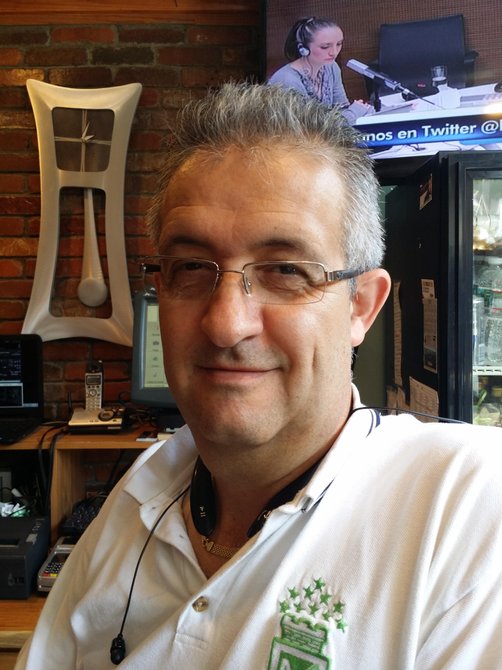 “Es una cosa discriminatoria. Todos merecemos vivir una vida digna y no solamente trabajar para pagar la renta, es un abuso. Como comerciante me ha afectado que la gente se está yendo para lugares más lejos donde las rentas aún están baratas, por ejemplo Lynn que esta a 25 minutos, la gente ya no va a venir hasta aquí en East Boston a comerse un plato de comida. Esto afecta demasiado”.
Rigoberto Restrepo