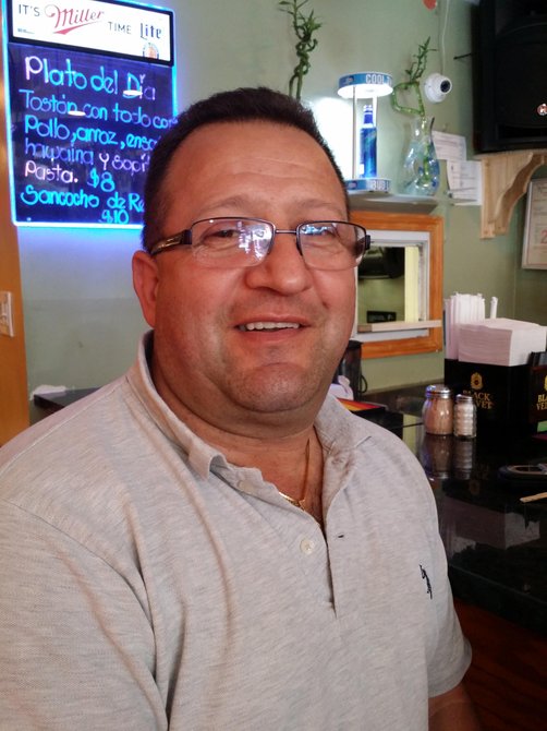 “Comentaba con mis amistades que a East Boston lo quieren volver de clase alta, y en Boston ya no hay en donde construir o hacer edificios por eso han venido a East Boston a construir y quieren subir bastante las rentas para sacar a los latinos y hacer más ganancia. Esto ha impactado a mis familiares que han tenido que mudarse. East Boston se está poniendo mas caro que todo lo demás”.
Alex Restrepo