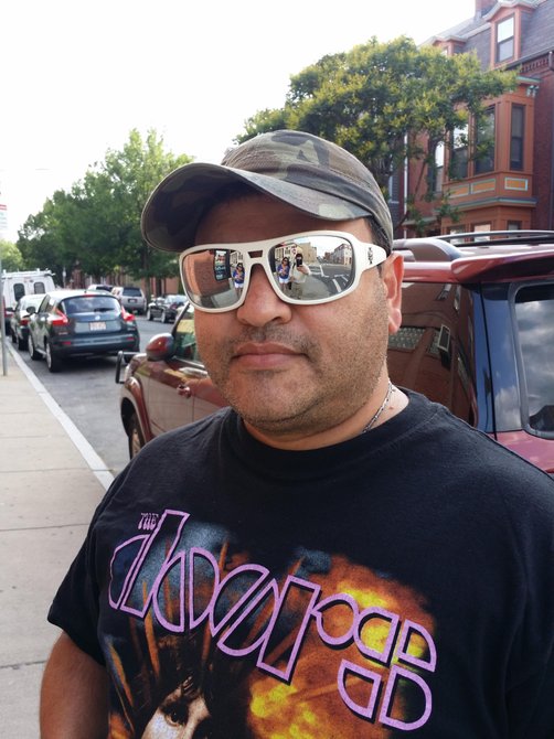 “Lamentablemente no contamos con los ingresos para costear el valor que dicen tiene vivir en East Boston, tenemos mar, estamos cerca al centro, cerca a la playa y eso hace que otra gente con más recursos ponga el ojo en East Boston para invertir.
Cuando yo vine el año 1980 las rentas de apartamentos eran de $225 dólares por 2 habitaciones. East Boston era un lugar feo e inseguro para vivir, y nosotros hemos mejorado East Boston, le hemos dado valor a las casas, la mera comunidad y los negocios han hecho que East Boston crezca y se vuelva lo que es hoy, gracias a nosotros el barrio se valoró”.
Guillermo Taborda