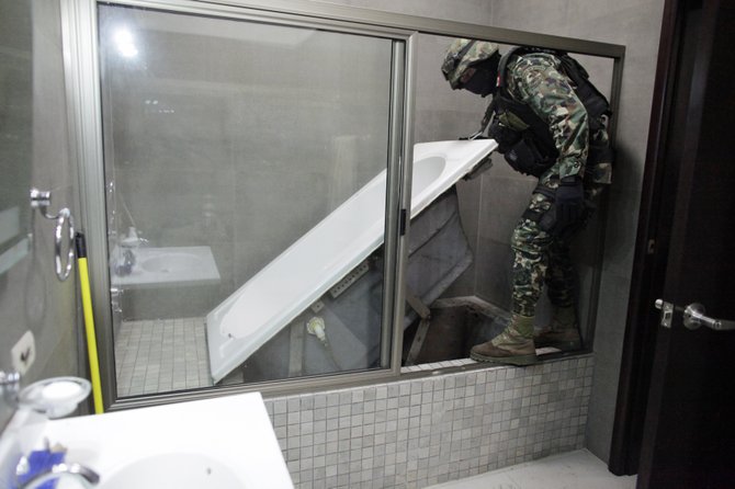 El comisionado nacional de seguridad, Monte Alejandro Rubido, dijo a la prensa que al túnel se accedía por el área de regaderas dentro de su propia celda.