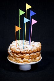 Torta especial alusiva al parque temático Six Flags que celebrará su segundo Día Anual de la Funnel Cake el jueves 16 de julio de 2015 en su sede de Uper Marlboro, Maryland.