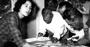 Dolores Huerta afiliando a nuevos miembros del sindicato durante la convención fundacional de la NFWA.