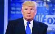 Donald Trump (R) quiere construir un muro impenetrable en la frontera y dice que cobrará $100.000 al gobierno de México por cada mexicano que cruce la frontera de manera ilegal.