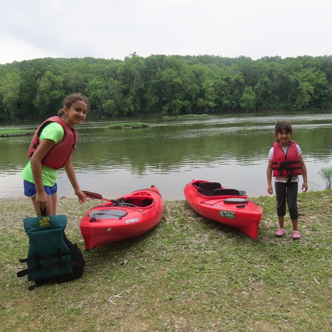 Niñas se preparan para pasear en kayak en el Río Shenandoah.