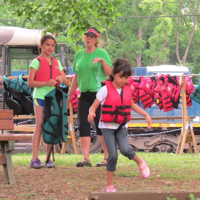 River & Trail cuenta con más de 100 empleados que ayudan atienden a los visitantes en todas sus instalaciones y paseos.
