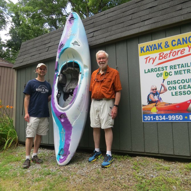 John Gonano, gerente general, y Lee Baihly, fundador y propietario de River & Trail en Knoxville, MD.