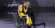 El actor Imanol Arias besa a Aurelia Fernández durante la ceremonia de entrega de la segunda edición de los Premios Platino del Cine Iberoamericano.
