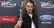 El actor español Oscar Jaenada, con el premio al Mejor Actor por su interpretación en "Cantinflas", tras la ceremonia de entrega de la segunda edición de los Premios Platino del Cine Iberoamericano