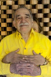 Fotografía sin fecha cedida el jueves 16 de julio de 2015 por el Banco Interamericano de Desarrollo (BID) del escritor colombiano Gabriel García Márquez (frente) posando con su esposa Mercedes Barcha. El BID rindió homenaje al escritor colombiano Gabriel García Márquez con la publicación de "Gabo tiene quien le escriba", un libro que reúne las reflexiones de diversas personalidades sobre el fallecido autor y repasa sus distintas facetas.