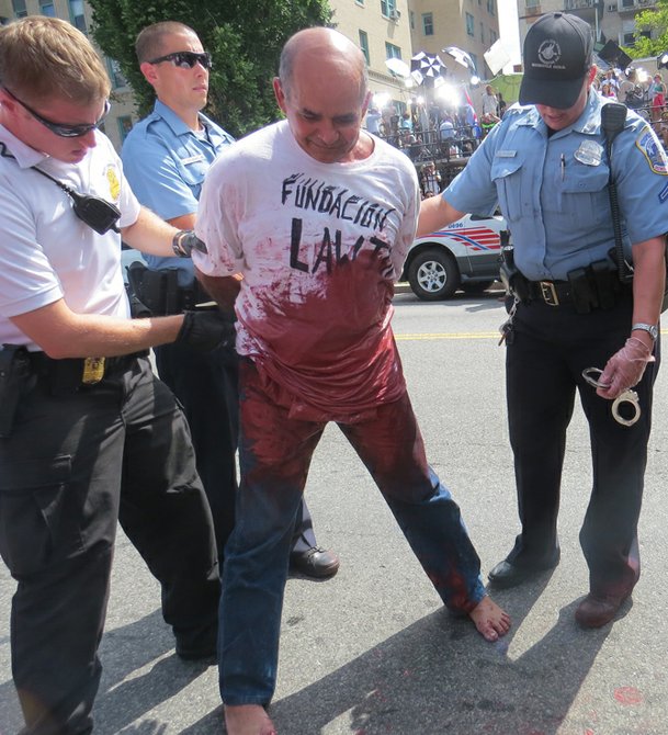 Danilo Maldonado, detenido tras reventarse una bolsa de pintura roja adherida al cuerpo, en señal de protesta por la apertura de la Embajada de Cuba en Washington.