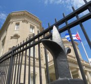 La bandera de Cuba flamea bajo el cielo de Washington, en símbolo del reestablecimiento de las relaciones entre Cuba y Estados Unidos, pero aún hay temas espinosos a tratar como el levantamiento del bloqueo económico contra la isla y la devolución a Cuba de la bahía de Guantánamo.