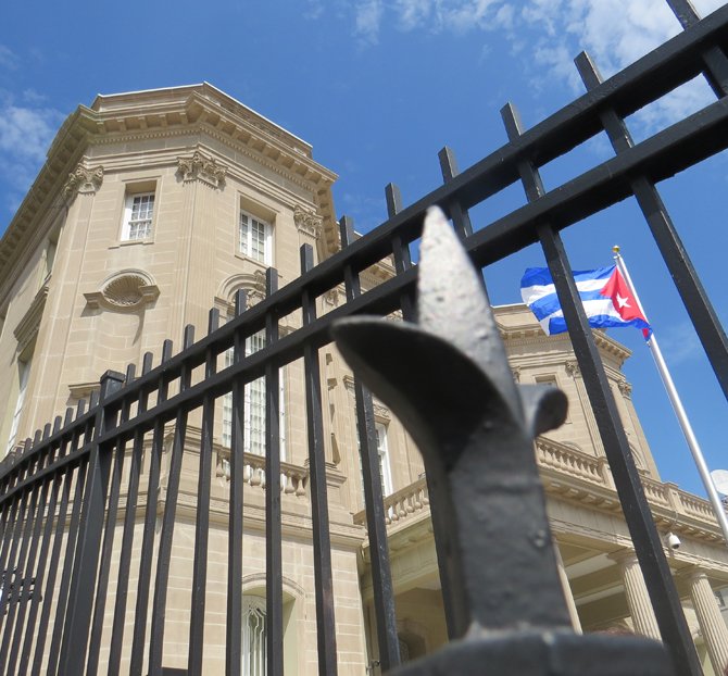 La bandera de Cuba flamea bajo el cielo de Washington, en símbolo del reestablecimiento de las relaciones entre Cuba y Estados Unidos, pero aún hay temas espinosos a tratar como el levantamiento del bloqueo económico contra la isla y la devolución a Cuba de la bahía de Guantánamo.
