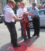 Danilo Maldonado fue detenido al protestar contra la apertura de la embajada de Cuba en Washington. Se reventó una bolsa de pintura roja adherida a su cuerpo.