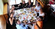 Un grupo de comensales disfruta por una buena causa, el jueves 16 de julio en el restaurante Lauriol Plaza de DC en el evento de recaudación de fondos para Children's National.