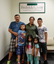 Roxana Orellana con su familia el 21 de julio antes de testificar ante el Concejo de Frederick en Maryland.