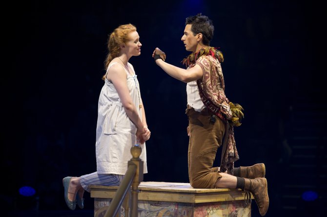Wendy Darling (Sarah Charles) y Peter Pan (Dan Rosales).