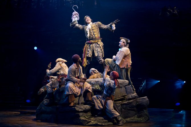 Hook (Stephen Carlile) y sus piratas en PETER PAN 360.