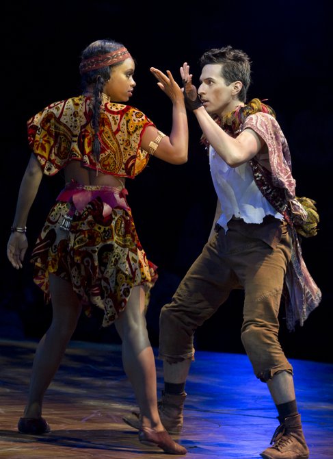 Porsha Putney (Tiger Lily) y Dan Rosales (Peter Pan).