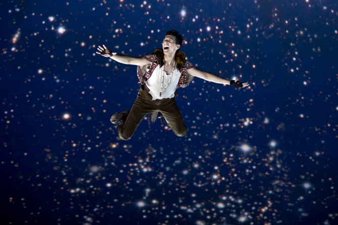 Dan Rosales alza vuelo como Peter Pan.