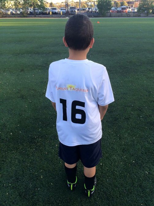 Integrante de Chelsea Youth Soccer League luciendo su uniforma marca JOMA auspiciado por el restaurante Maria's Taqueria.