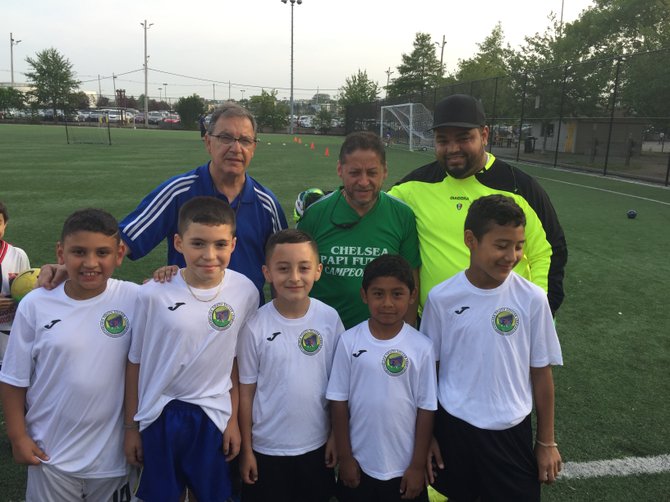 Integrantes de Chelsea Youth Soccer League luciendo su uniforma marca JOMA auspiciado por el restaurante Maria's Taquería.