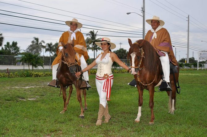 ELEGANCIA. Dayán Aldana, orgullo peruano que ha cantado en la Casa Blanca, posa con los caballos de paso de Eric Morán (Izq) dueño del Rancho el Chalán, en Virginia.