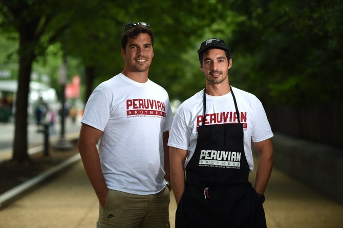 SABOR. En dos años y medio, los hermanos Giuseppe (izq) y Mario Lanzone se han hecho famosos en Washington con su camión de comida Peruvian Brothers.