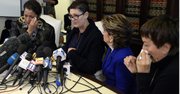 Beth Ferrier (2-i) habla junto a otras dos mujeres que aseguran haber sido abusadas por el actor estadounidense Bill Cosby, durante una rueda de prensa con la fiscal Gloria Allred (2-d).