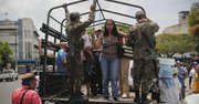 Soldados de la Fuerza Armada brindan seguridad a pasajeros en las principales calles de la capital del país hoy, miércoles 29 de julio 2015