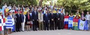 El rey Felipe VI, durante la recepción a una representación de los jóvenes participantes en el programa cultural Ruta BBVA 2015, el 28 de julio en los jardines del Palacio de la Zarzuela, en Madrid.