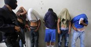Pandilleros del barrio 18, acusados de amenazas a conductores del transporte público y la muerte de uno de ellos, junto a un agente de la Policía Nacional Civil el miércoles 29 de julio de 2015, durante su presentación ante los medios de comunicación en la capital salvadoreña.