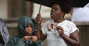 Familiares de Samuel DuBose son vistos el miércoles 29 de julio de 2015, durante una protesta a las afueras de la Corte del Condado de Hamilton en Cincinnati (Ohio)