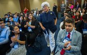 La legisladora demócrata por California, Hilda Solis, camina entre los aplausos de los estudiantes antes de comenzar su discurso en el programa R2L NextGen del Congressional Hispanic Caucus Institute el 29 de julio de 2015 en DC.