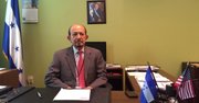 El cónsul general de Honduras, Leonardo Irias Navas, asegura que su personal no discrimina contra la comunidad LGBT y que todos los hondureños deben cumplir con los requisitos oficiales para obtener un pasaporte.