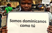 Un manifestante haitiano en República Dominicana protesta contra la amenaza de deportación.